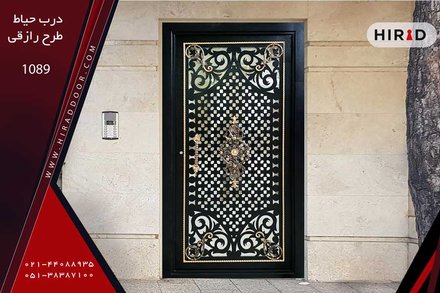 درب حیاط لیزری مشکی رنگ، با طراحی زیبا، کار شده با قاب طلایی و گل های تزئینی طلایی رنگ